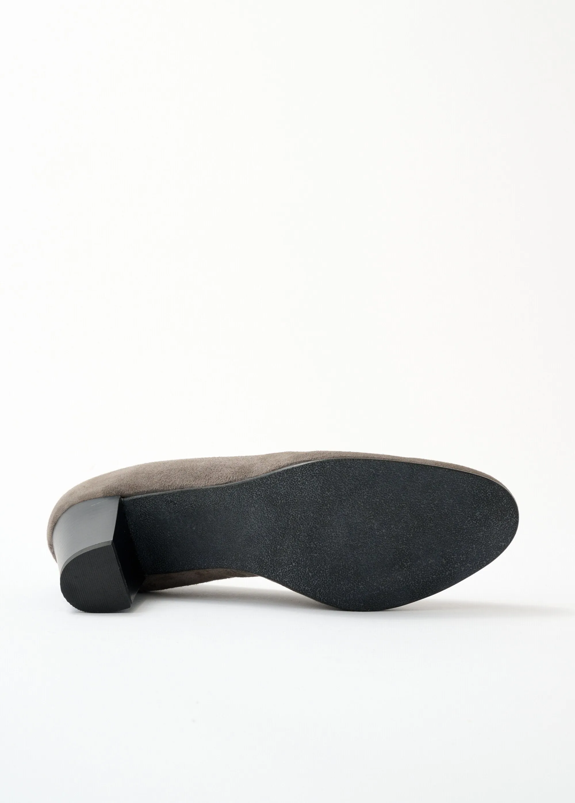 Comfortable wide leather pump with round toe
