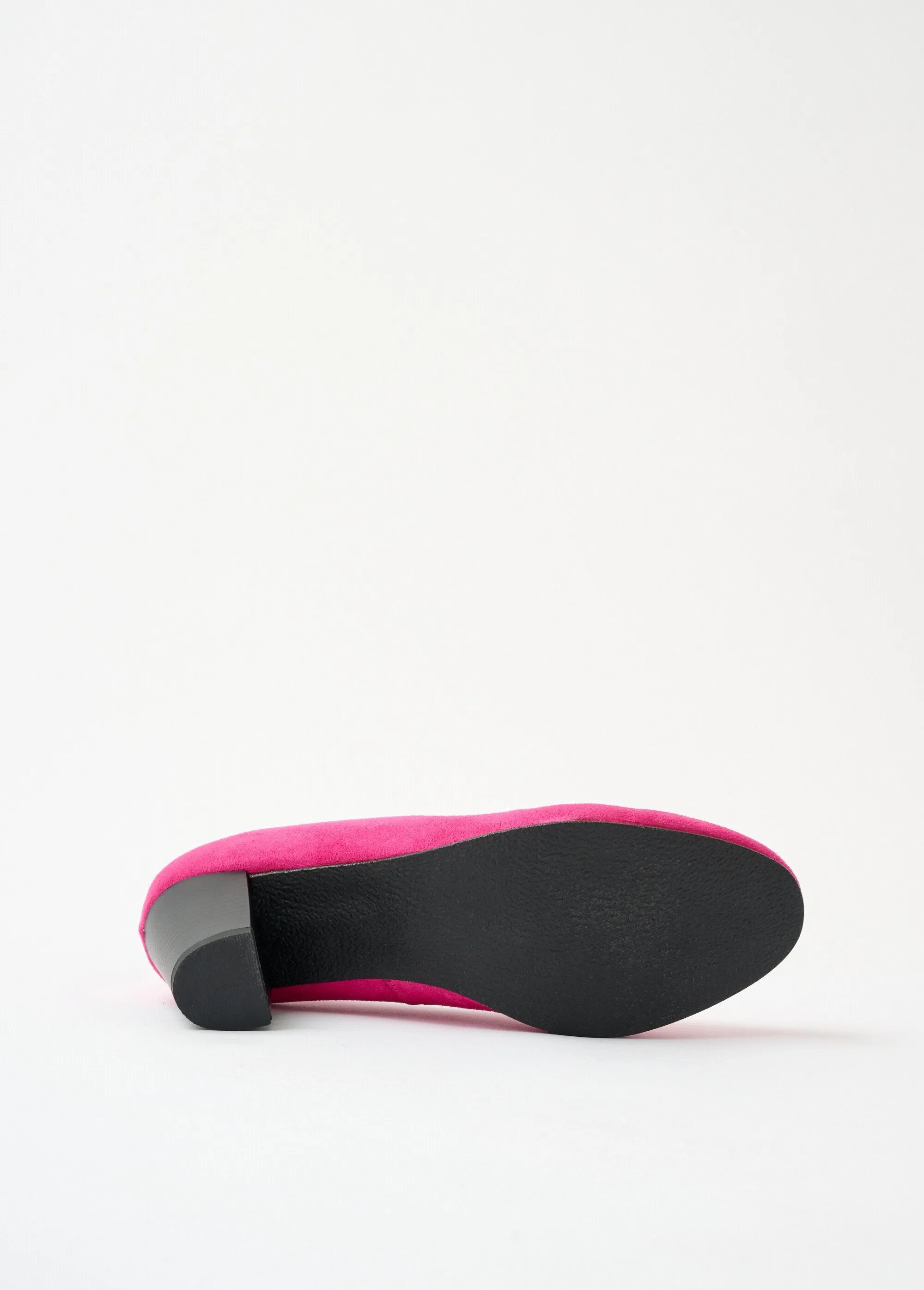 Comfortable wide leather pump with round toe