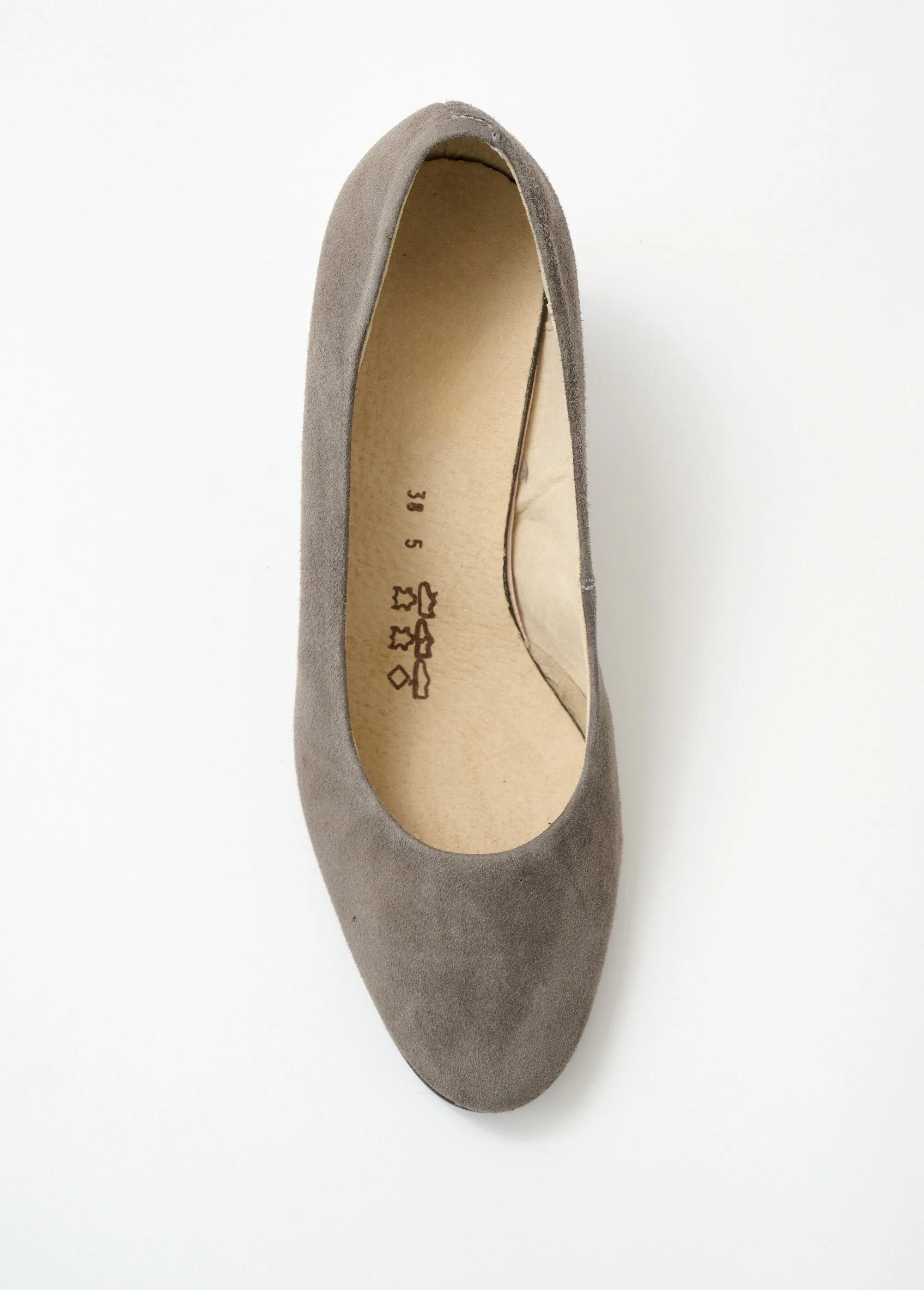 Comfortable wide leather pump with round toe