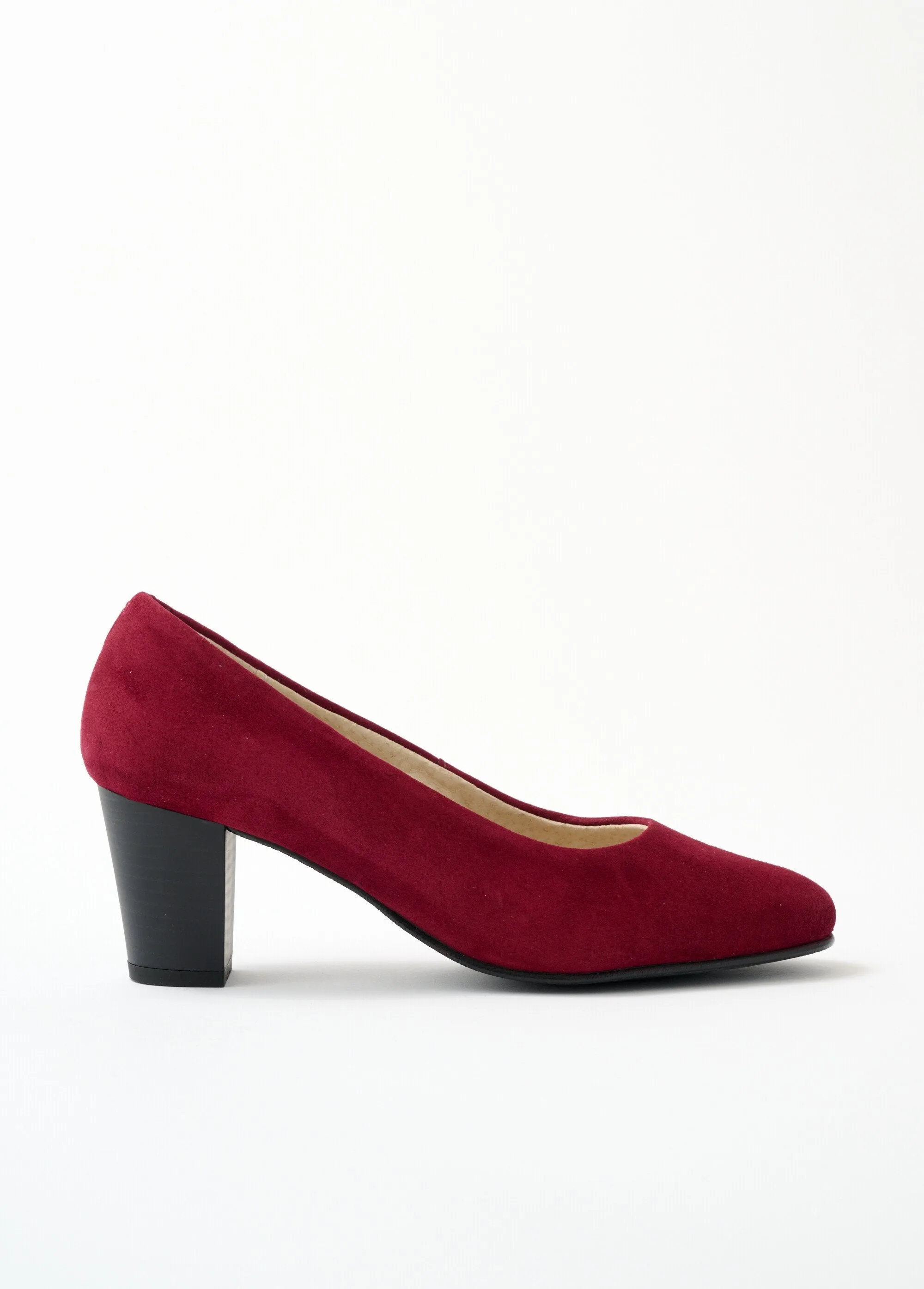 Comfortable wide leather pump with round toe