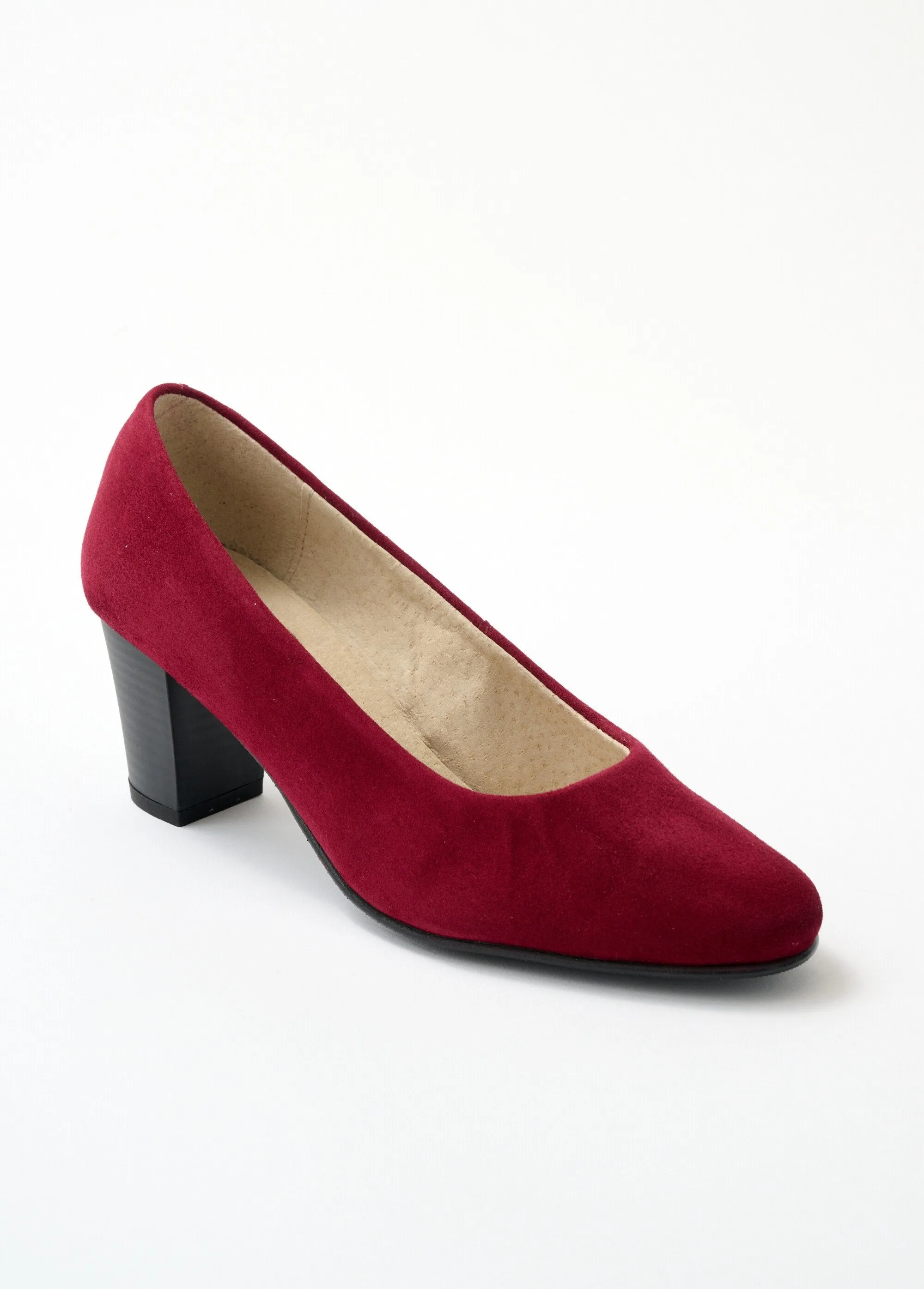Comfortable wide leather pump with round toe