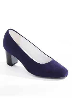 Comfortable wide leather pump with round toe