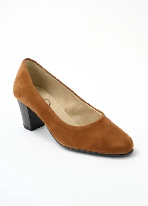 Comfortable wide leather pump with round toe