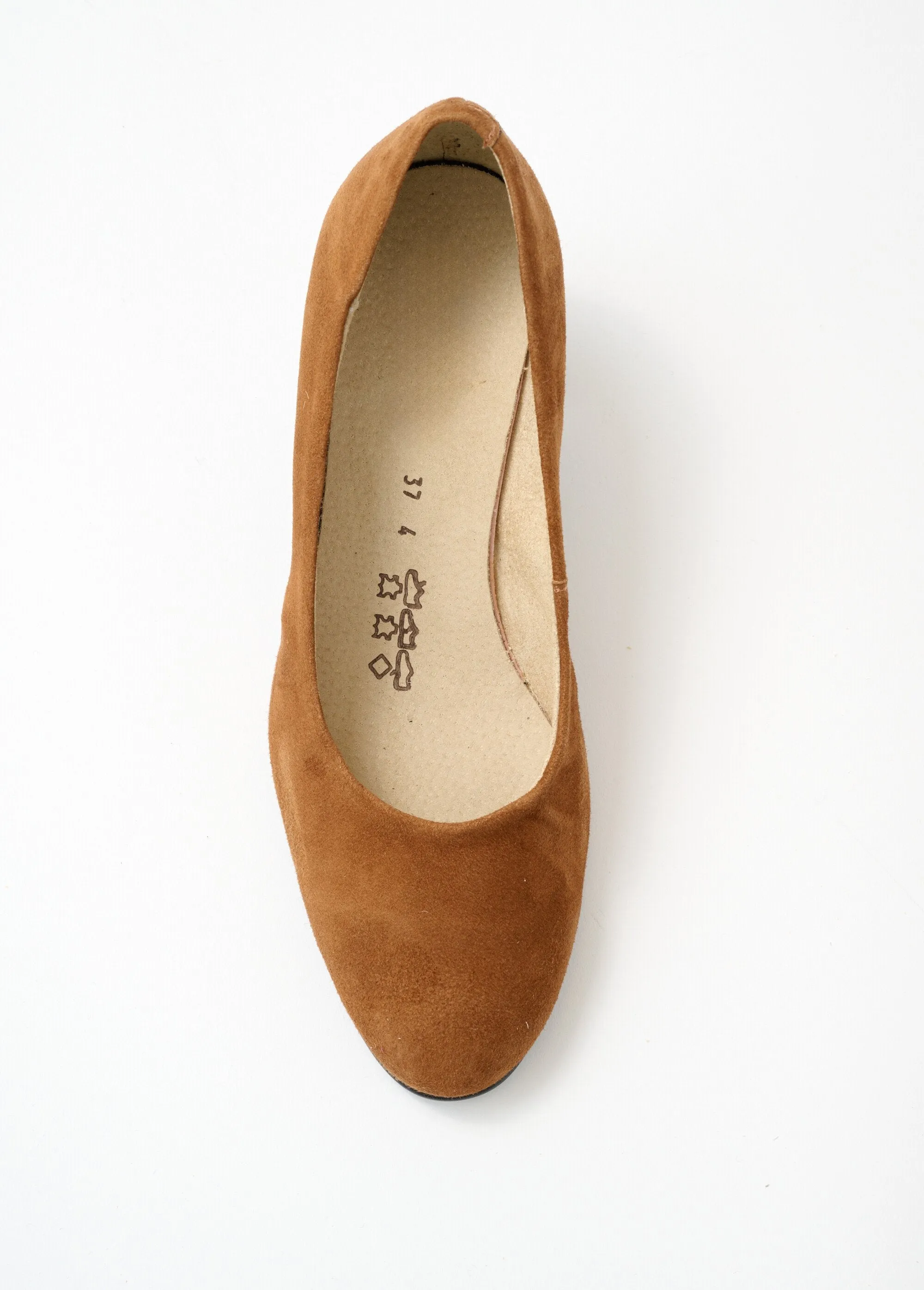 Comfortable wide leather pump with round toe