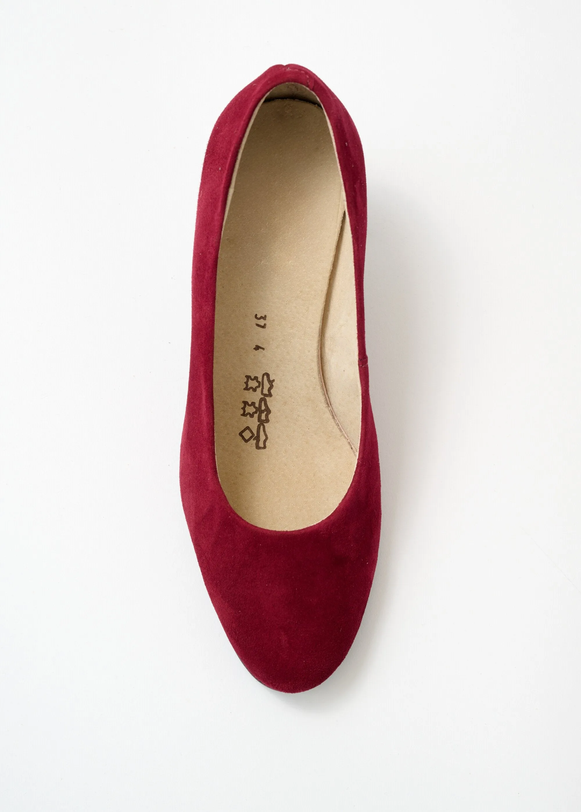 Comfortable wide leather pump with round toe