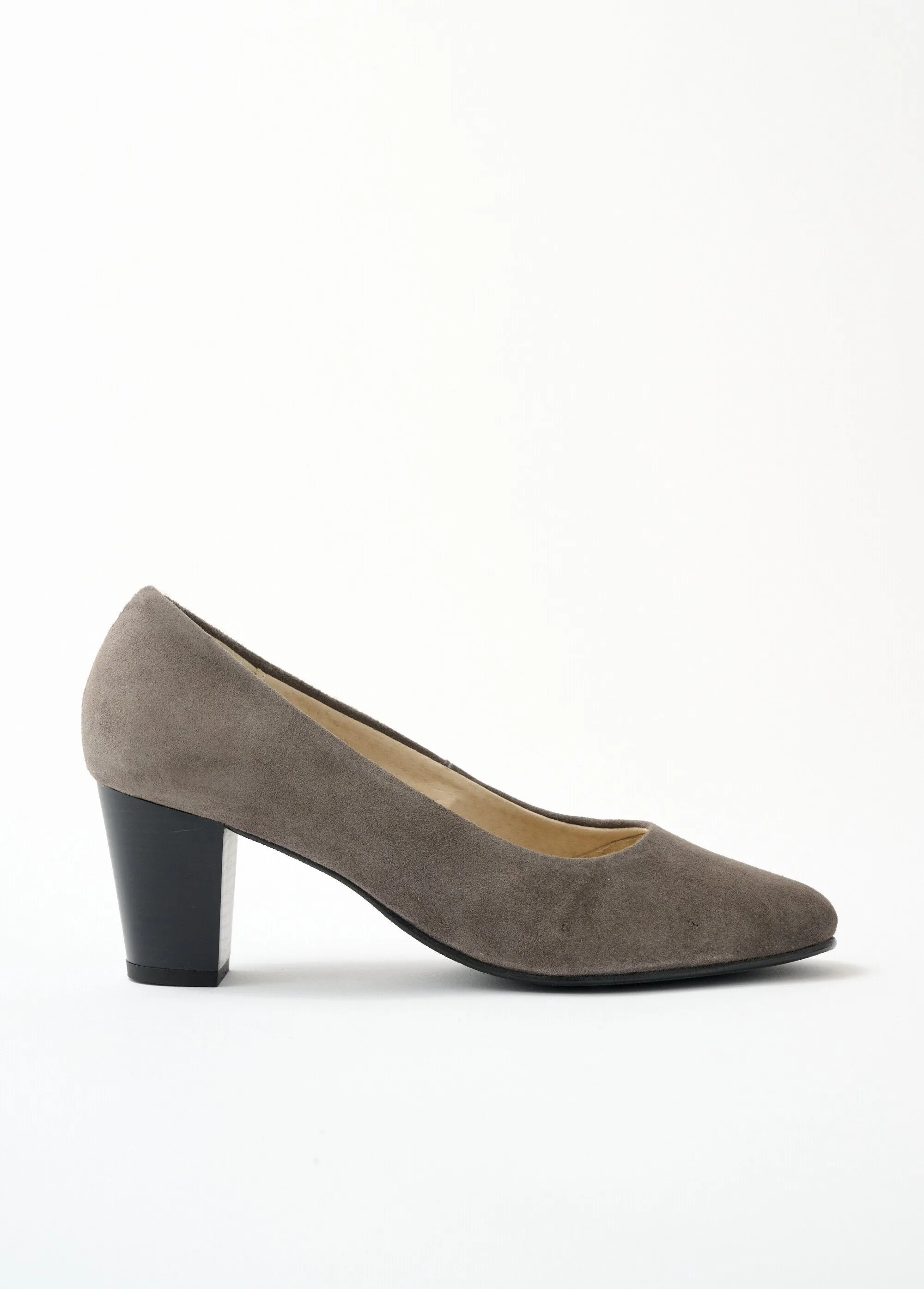 Comfortable wide leather pump with round toe