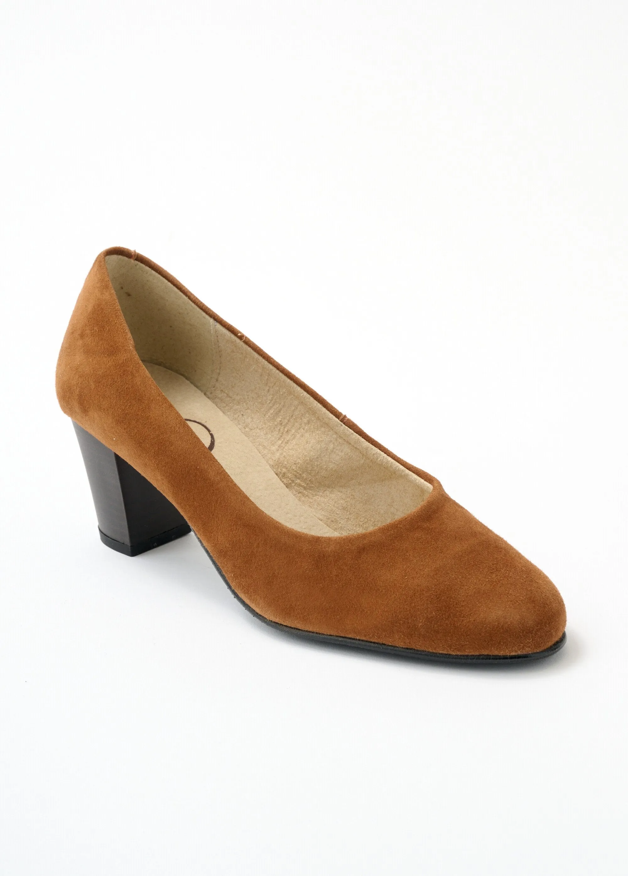 Comfortable wide leather pump with round toe