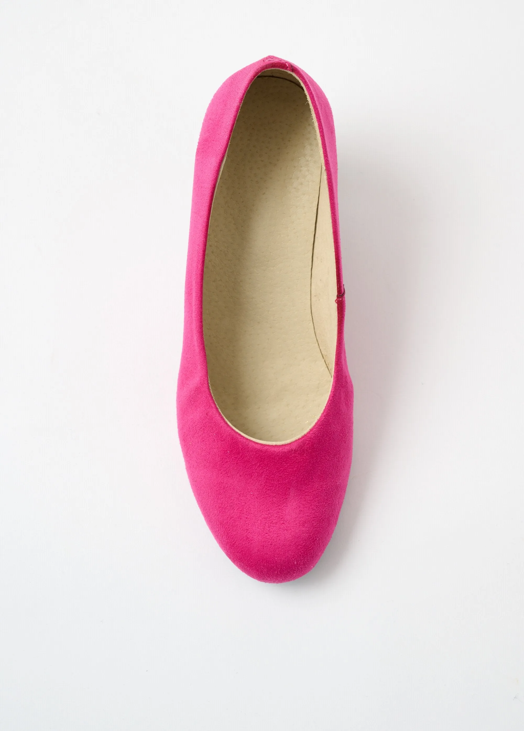 Comfortable wide leather pump with round toe