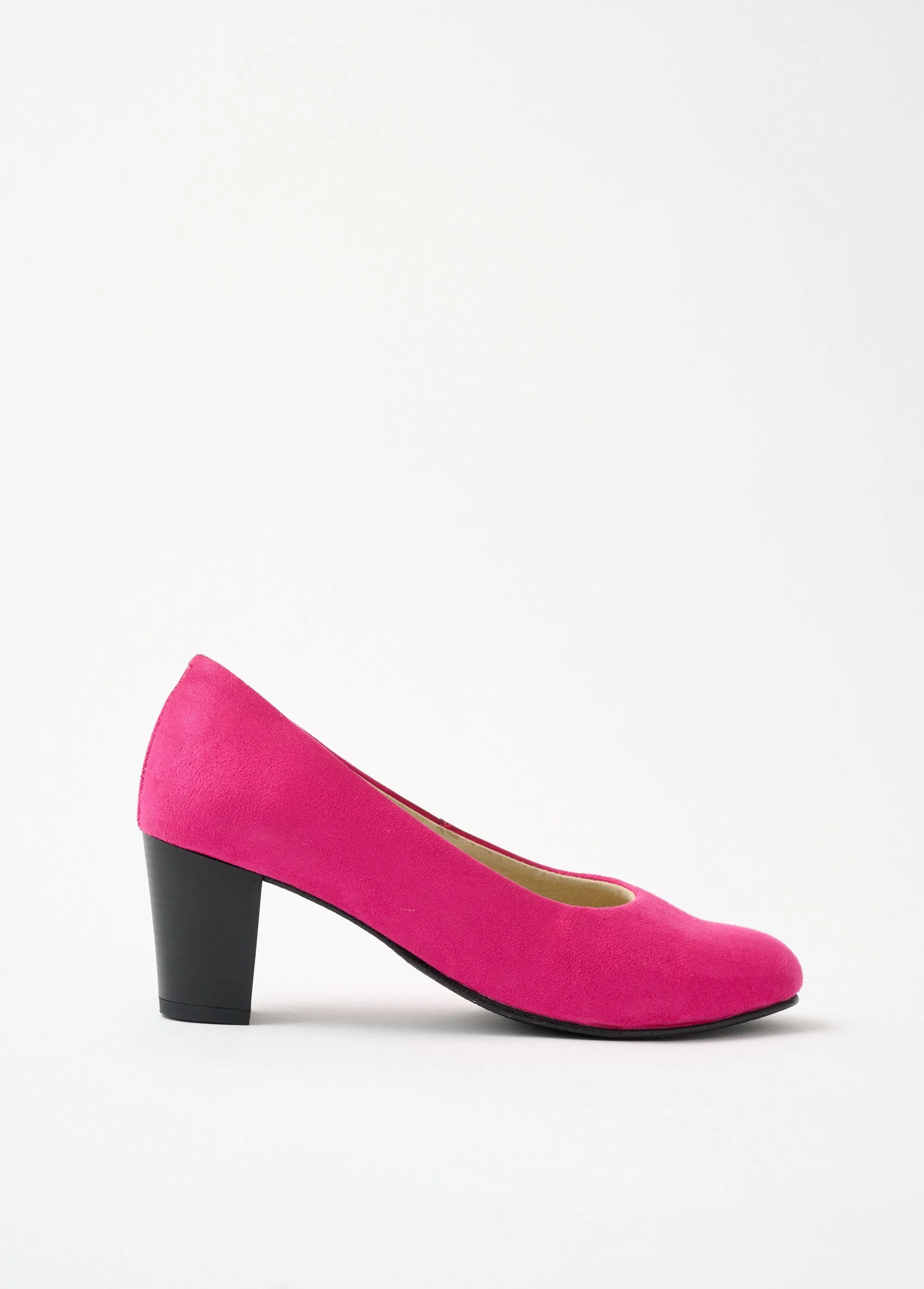 Comfortable wide leather pump with round toe