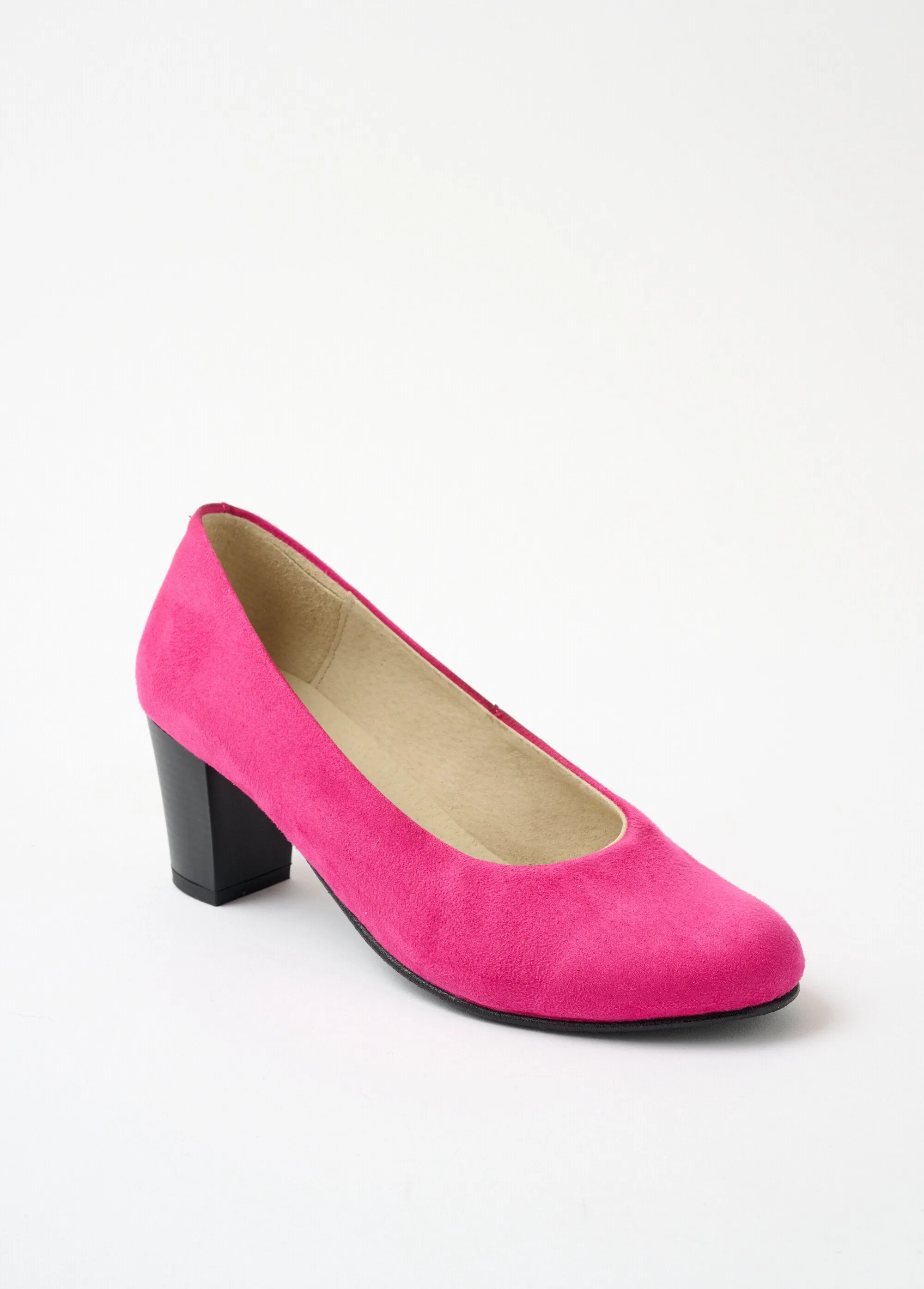 Comfortable wide leather pump with round toe