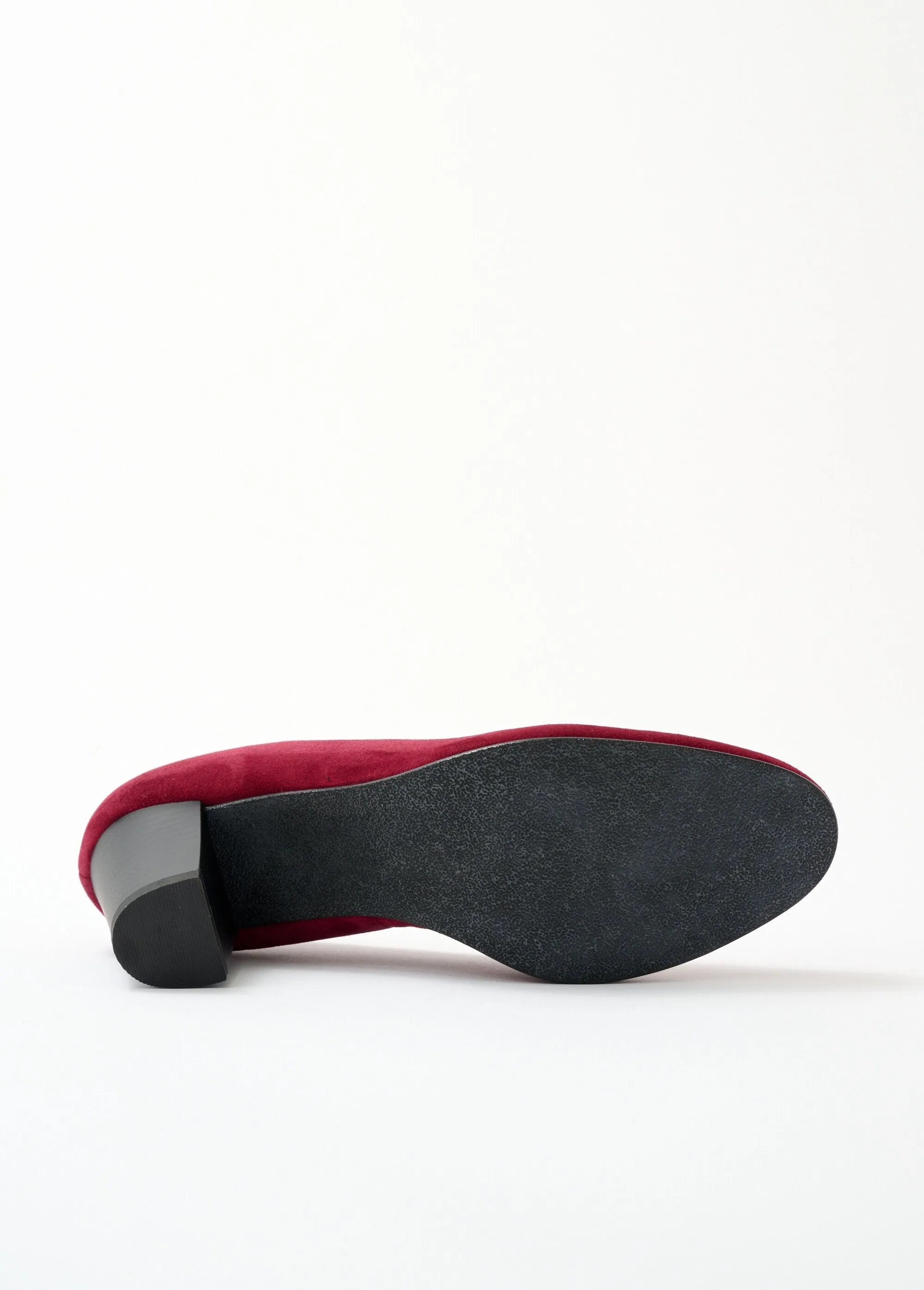 Comfortable wide leather pump with round toe
