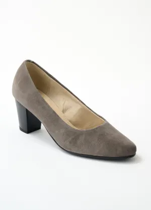 Comfortable wide leather pump with round toe