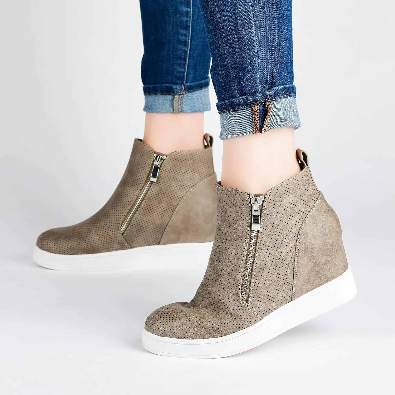 Journee Collection Women's Pennelope Sneaker
