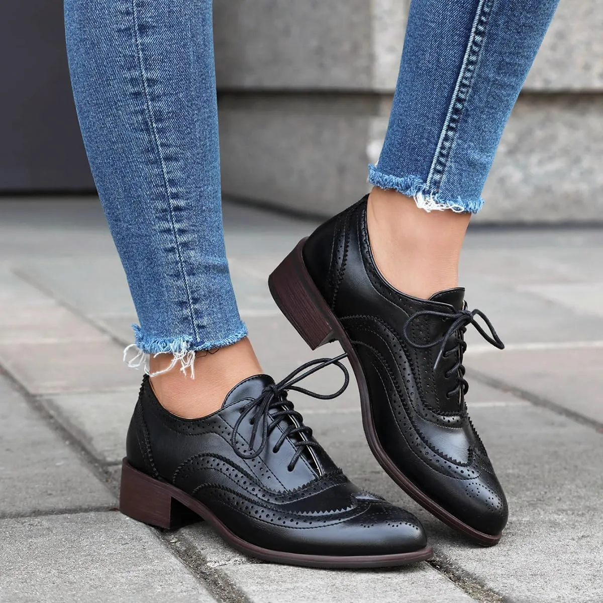 Women's Perforated Classic Lace-up Oxfords Brogue Wingtip Round Toe Derby Saddle Faux Leather Flat Shoes Evening Party Work Jeans Dress Shoes