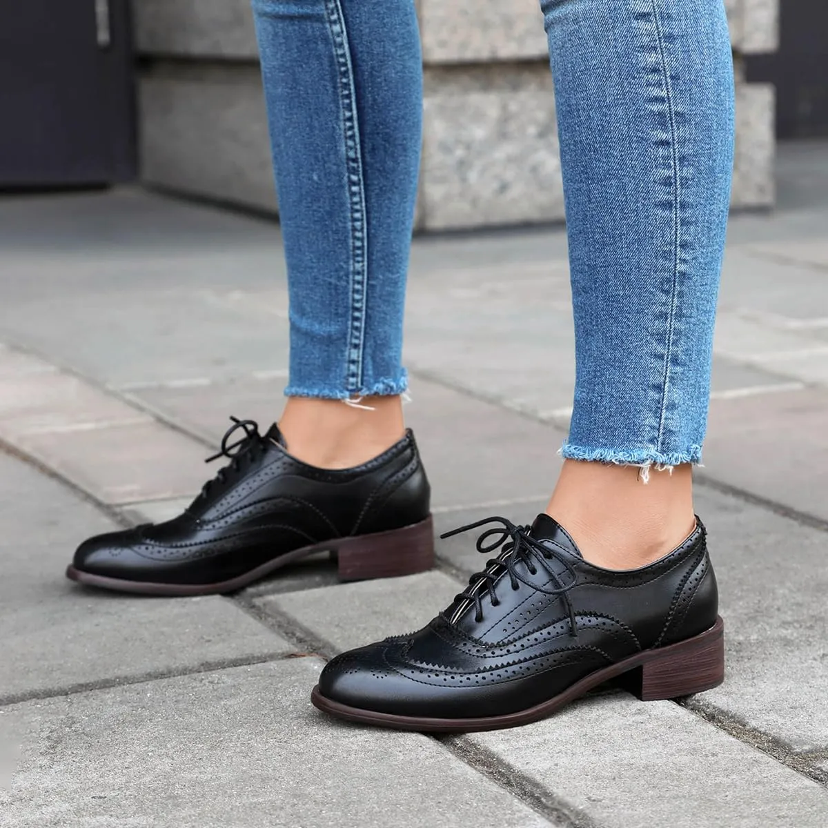 Women's Perforated Classic Lace-up Oxfords Brogue Wingtip Round Toe Derby Saddle Faux Leather Flat Shoes Evening Party Work Jeans Dress Shoes